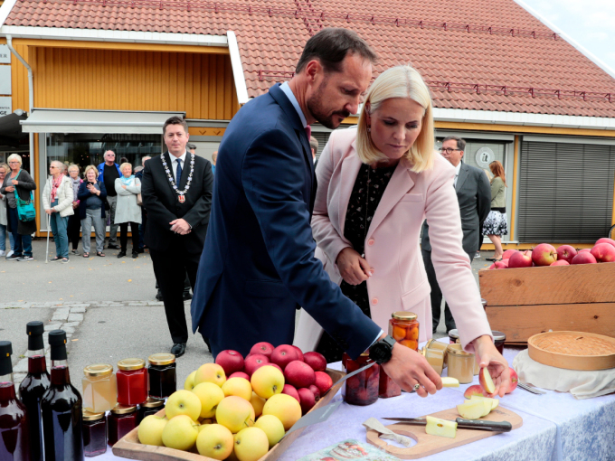 Kronprinsparet fikk teste den lokale fruktproduksjonen på torget i Svelvik. Foto: Lise Åserud, NTB scanpix